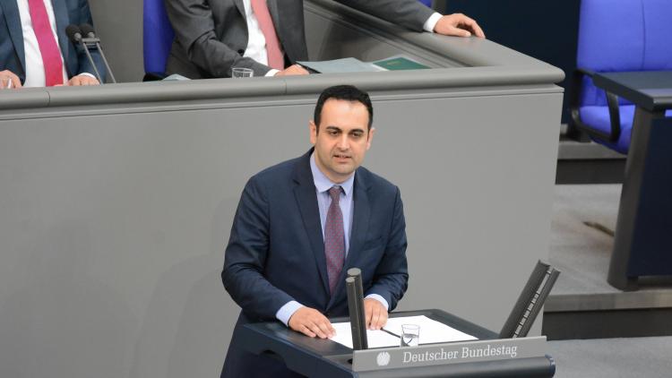 Bijan Djir-Sarai spricht im Plenum des deutschen Bundestages